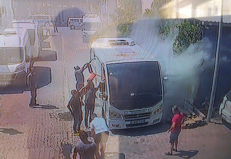 Park halindeki minibüs yandı