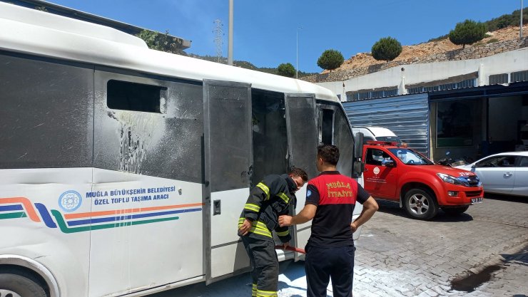 Park halindeki minibüs yandı