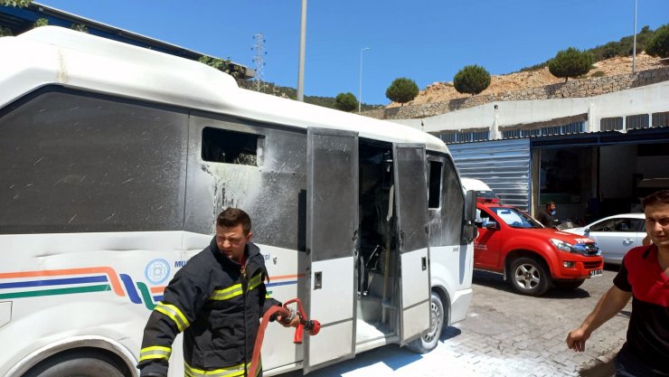 Park halindeki minibüs yandı