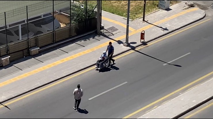Tekerlekli sandalyeyle gitmekte zorlanan kadına polis yardım etti