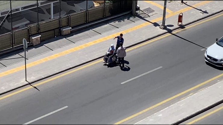 Tekerlekli sandalyeyle gitmekte zorlanan kadına polis yardım etti