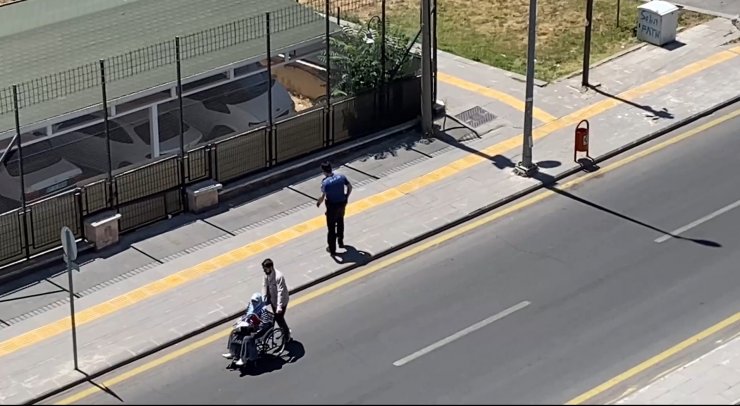 Tekerlekli sandalyeyle gitmekte zorlanan kadına polis yardım etti