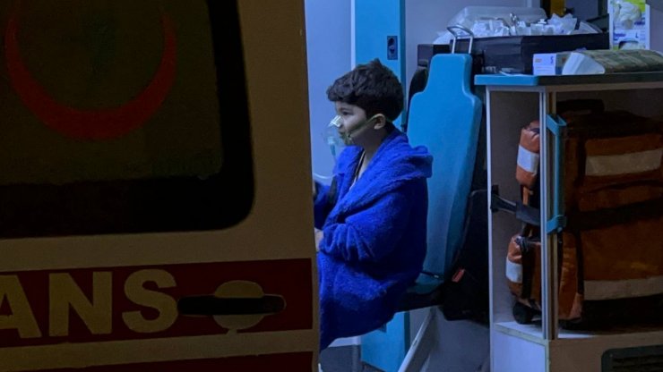 Yangında can pazarı bebeği atmaya çalıştı, son anda vazgeçti