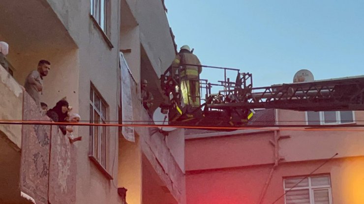 Yangında can pazarı bebeği atmaya çalıştı, son anda vazgeçti