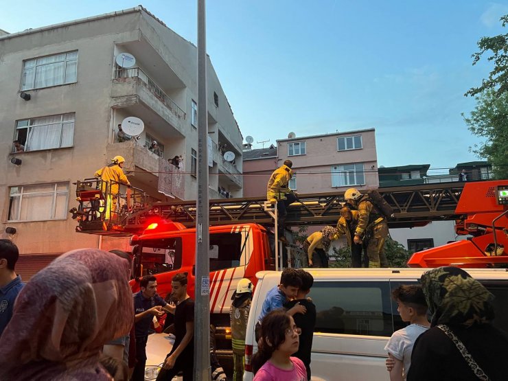 Yangında can pazarı bebeği atmaya çalıştı, son anda vazgeçti