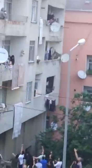 Yangında can pazarı bebeği atmaya çalıştı, son anda vazgeçti