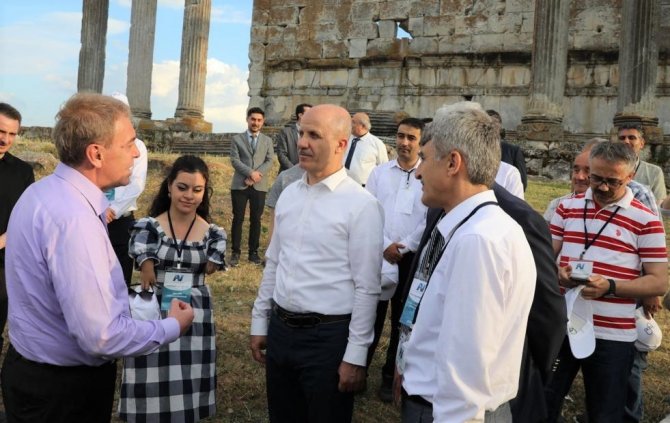 YÖK Başkanı Özvar ve rektörler, Aizanoi Antik Kent’i ziyaret etti