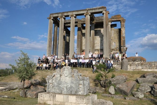 YÖK Başkanı Özvar ve rektörler, Aizanoi Antik Kent’i ziyaret etti