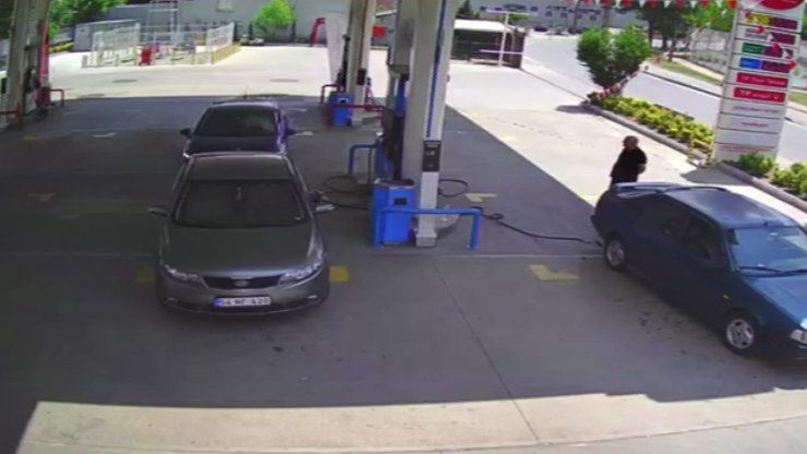 2 araç arasında kalan görevli yaralandı