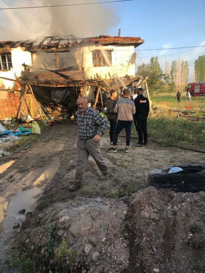 2 katlı kerpiç ev yangında enkaza dönerken, ev sahibi ise hastanelik oldu