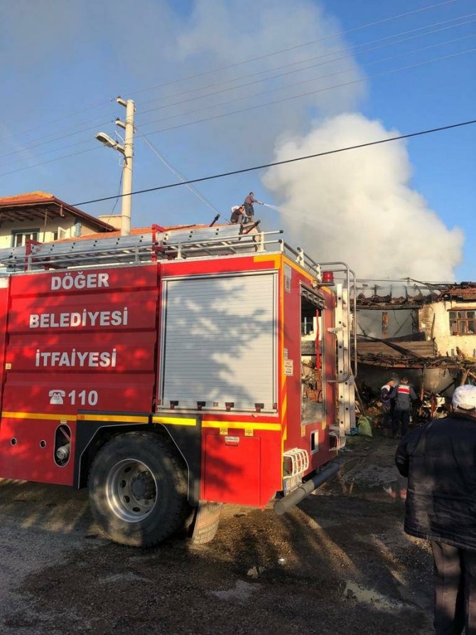 2 katlı kerpiç ev yangında enkaza dönerken, ev sahibi ise hastanelik oldu
