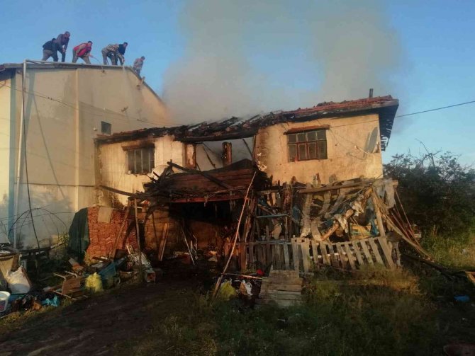 2 katlı kerpiç ev yangında enkaza dönerken, ev sahibi ise hastanelik oldu