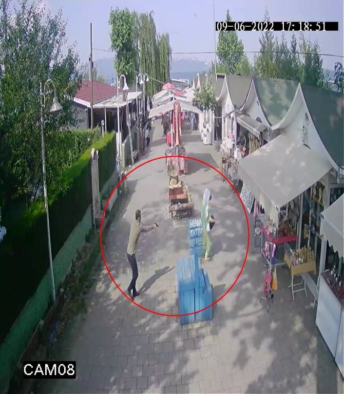 Boşanma aşamasındaki eşine kurşun yağdırdı