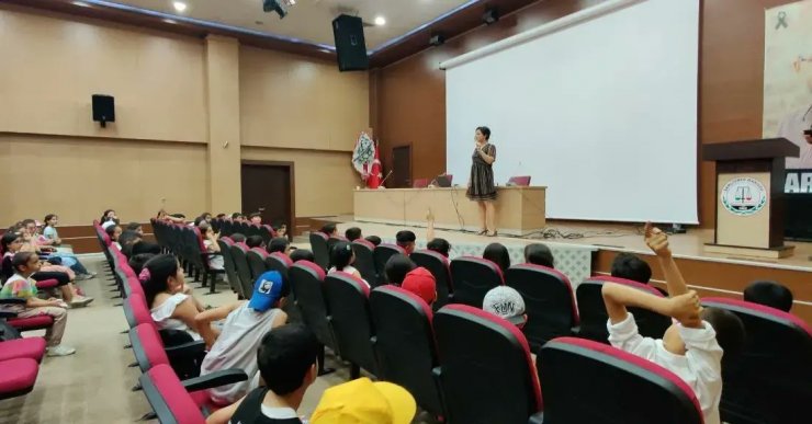 Etek giyen kadın avukat, ‘Kürsünün arkasında anlatın’ denilince konuşmayı bıraktı