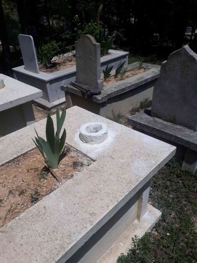 Hırsızlar mezarlığa dadandı