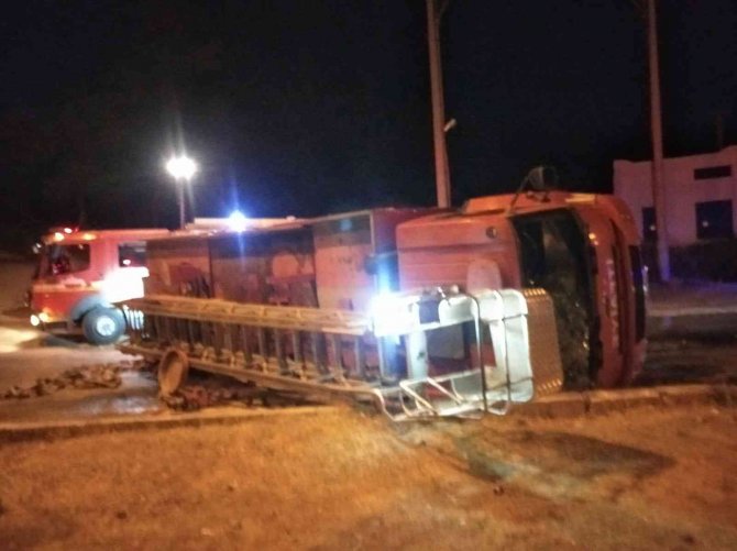 İtfaiye ekibi yangına giderken kaza yaptı 2 yaralı