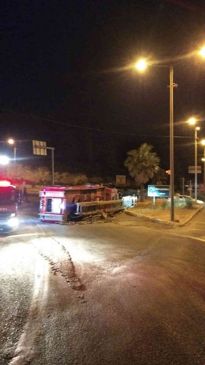 İtfaiye ekibi yangına giderken kaza yaptı 2 yaralı