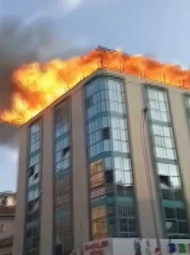 Küçükçekmece'de iş hanının teras katı alev alev yandı