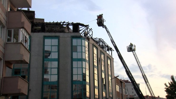 Küçükçekmece'de iş hanının teras katı alev alev yandı