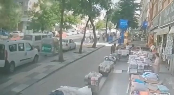 'Laf atma' tartışmasında liseli 5 kızın üzerine minibüsü sürdü; o anlar kamerada