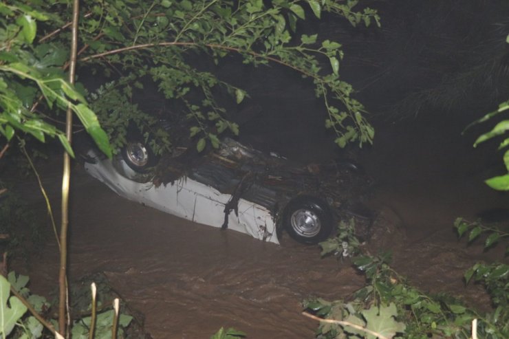 Sele kapılan otomobil, metrelerce sürüklendi