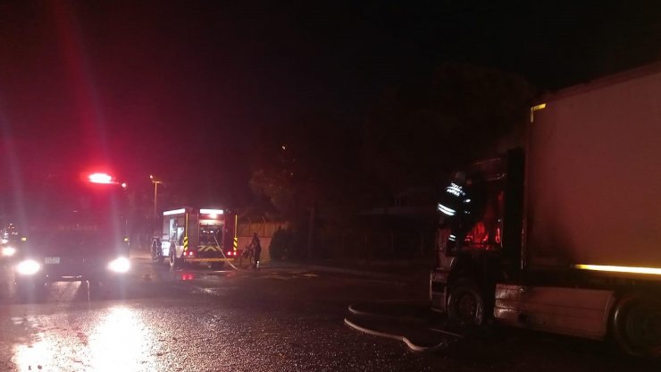 Seyir halindeki TIR alev aldı, sürücü canını son anda kurtardı
