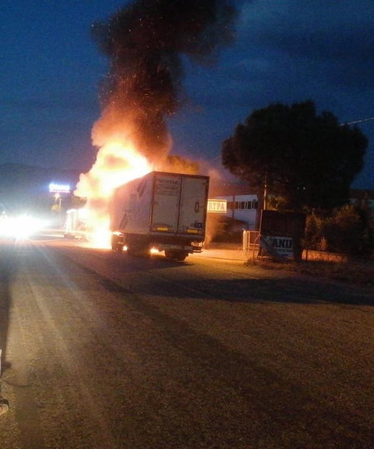 Seyir halindeki TIR alev aldı, sürücü canını son anda kurtardı
