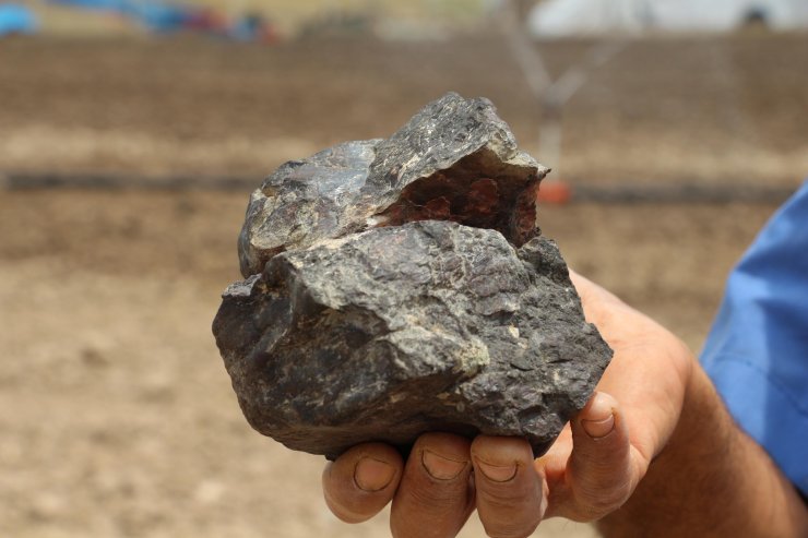 Tarlada bulduğu 'meteor' sandığı taşın incelenmesini istiyor