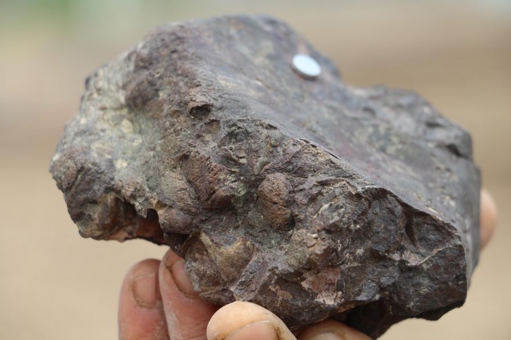 Tarlada bulduğu 'meteor' sandığı taşın incelenmesini istiyor