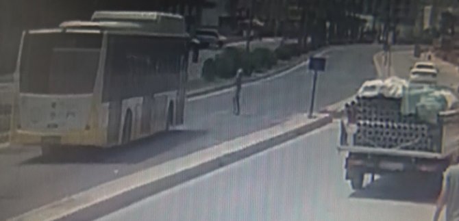 Yaya geçidinden geçerken otobüs çarptı