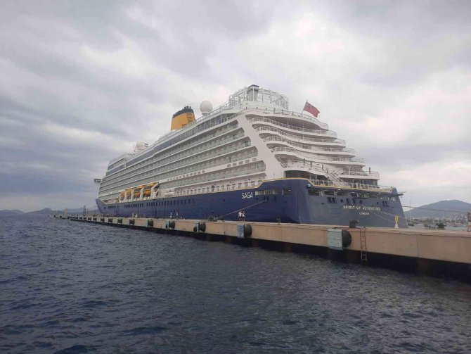 237 metrelik gemi 525 yolcusuyla Bodrum’da