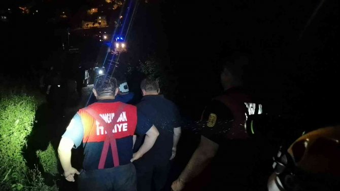 3 metre yükseklikten kayalıklara düştü