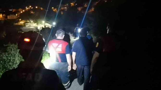 3 metre yükseklikten kayalıklara düştü