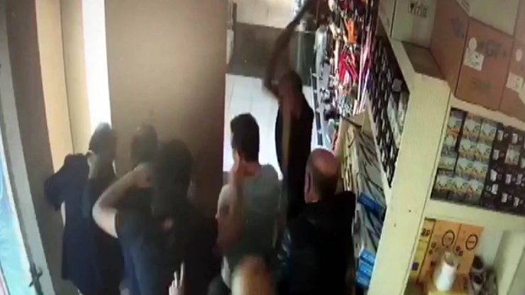 6 kişinin tutuklandığı, boksöre sopalı saldırı kamerada