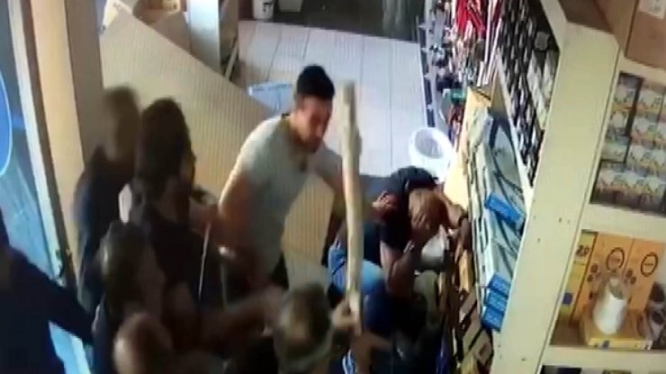 6 kişinin tutuklandığı, boksöre sopalı saldırı kamerada