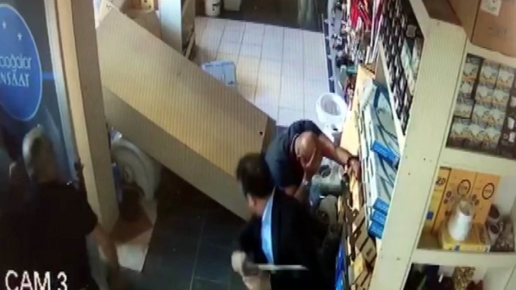 6 kişinin tutuklandığı, boksöre sopalı saldırı kamerada