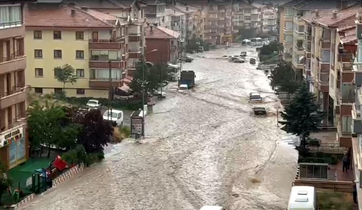 Ankara'da şiddetli yağmur; yollar göle döndü, evleri su bastı