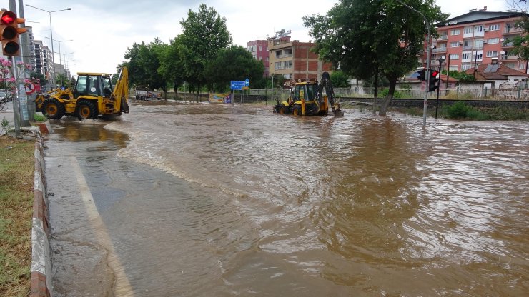 Aydın'da sağanak; yollar göle döndü, tarım arazileri su altında kaldı