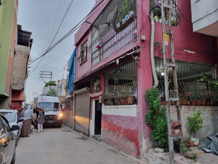 Babasının yanında akrabası tarafından başından vuruldu