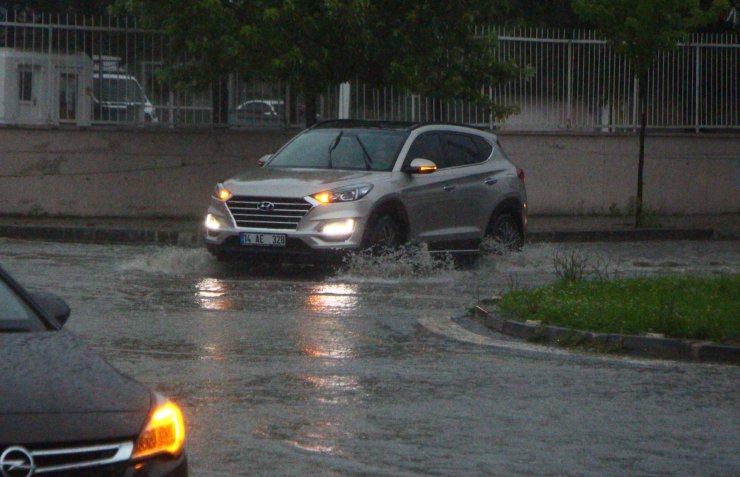 Bolu'da sağanak su baskınlarına yol açtı