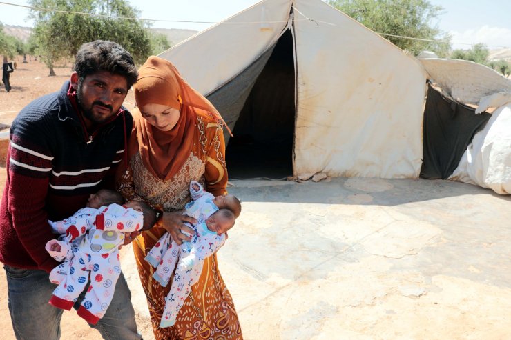 Çadırda doğan dördüzlere Barış, Pınar, Fırat ve Rıfat isimleri verildi
