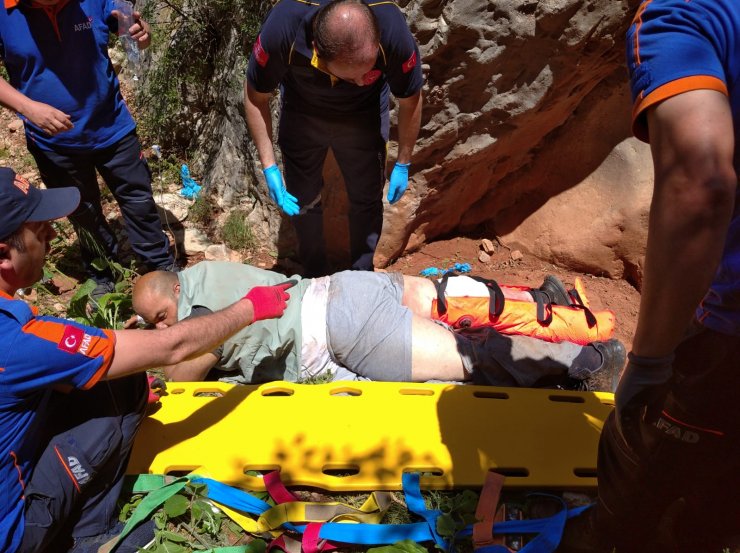 Çıktığı kayalıktan düşüp yaralandı, ekipler seferber oldu
