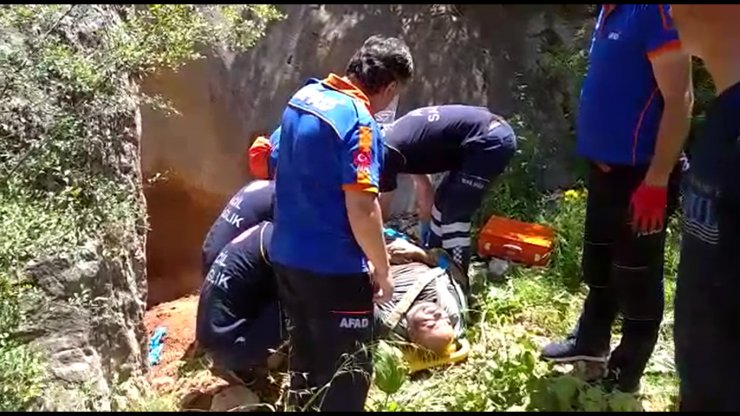 Çıktığı kayalıktan düşüp yaralandı, ekipler seferber oldu