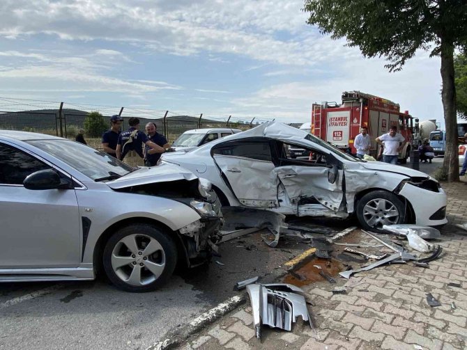 Direksiyon hakimiyetini kaybeden sürücü, otomobile çarptı