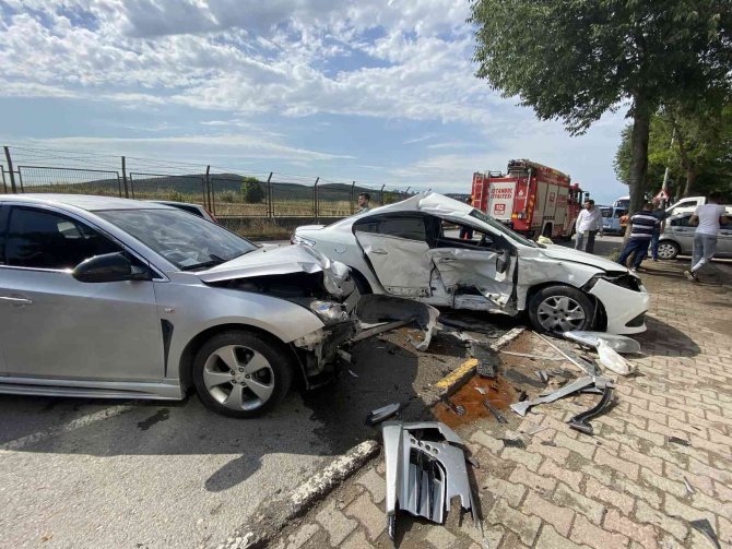 Direksiyon hakimiyetini kaybeden sürücü, otomobile çarptı