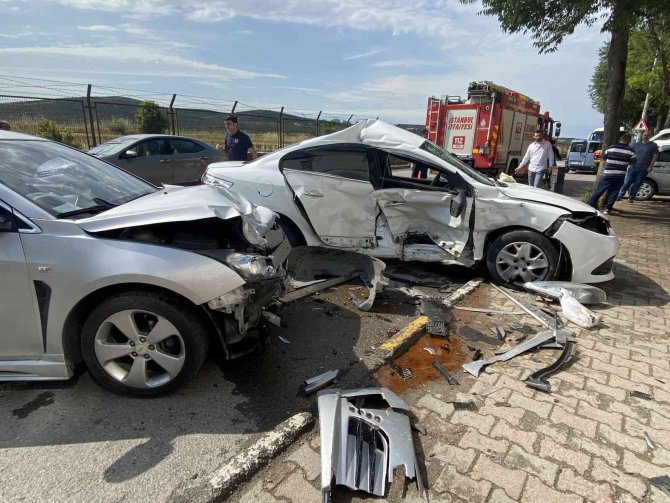 Direksiyon hakimiyetini kaybeden sürücü, otomobile çarptı