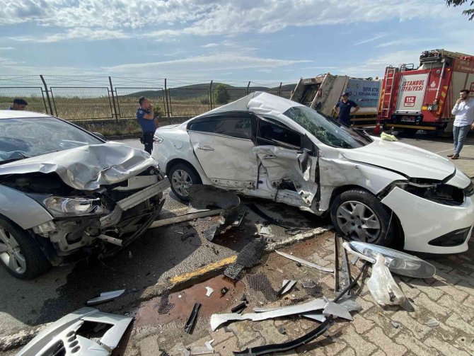 Direksiyon hakimiyetini kaybeden sürücü, otomobile çarptı