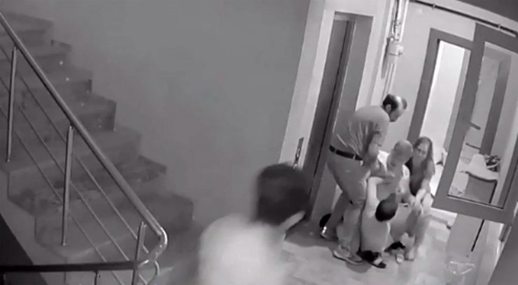 Kayınpeder- damat kavgasını ayırmaya çalışırken darbedildiler