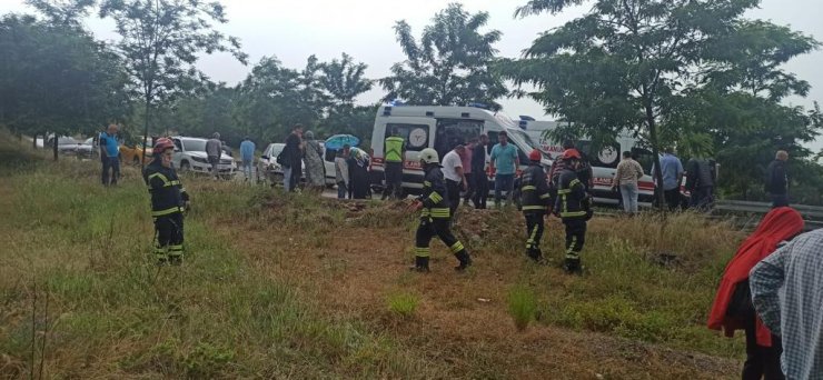 Kocaeli'de tur midibüsü devrildi: 17 yaralı