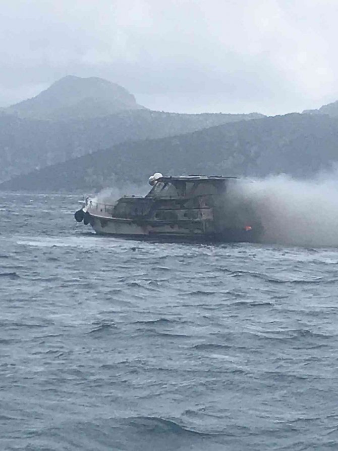 Lüks teknedeki yangın söndürüldü